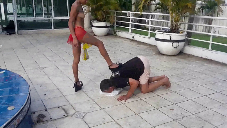 Foot Girls: Час годування на свіжому повітрі