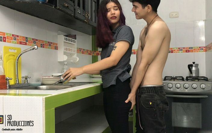 Mafelagoandcarlo: Fodendo minha meia-irmã enquanto ela lava a louça - duplo