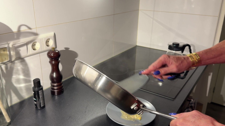 NaomiPerv: Trans Mistress Naomiperv Makes Breakfast for You Using a Speculumher...