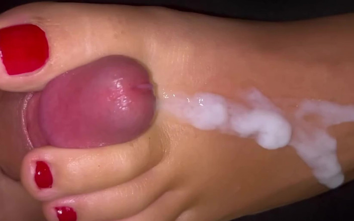 AnGelya G: Aku ngocok kontolku pakai kakiku, ngusap kontolku sampai dia crot...