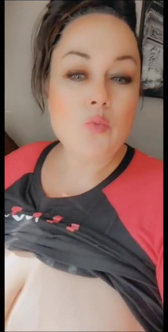 Bellacarina94: Kompilasi video Bellacarina94 super seksi bermain dengan tetek besar berairnya.