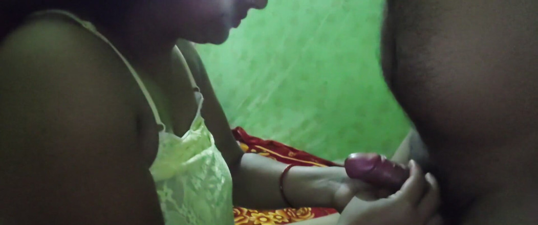 ravi100: Mamta bhabhi把土地塞进嘴里并吮吸它