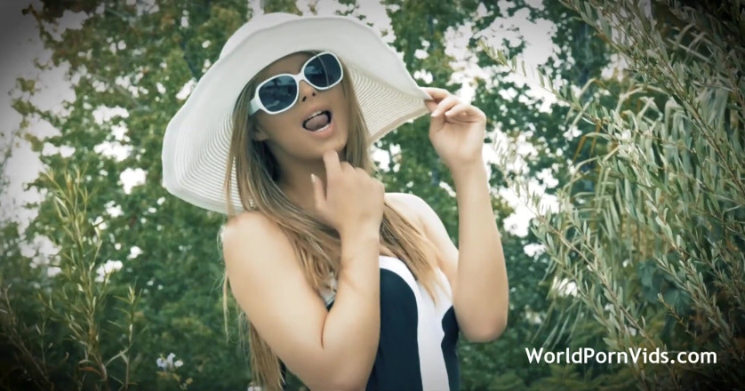 Selected worldwide porn: Oszałamiająca, naga laska orgazm podczas masturbacji przy basenie