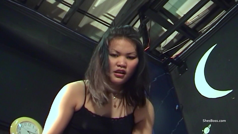 Shes Boss: Asiatisches küken grappling und fickt einen mann