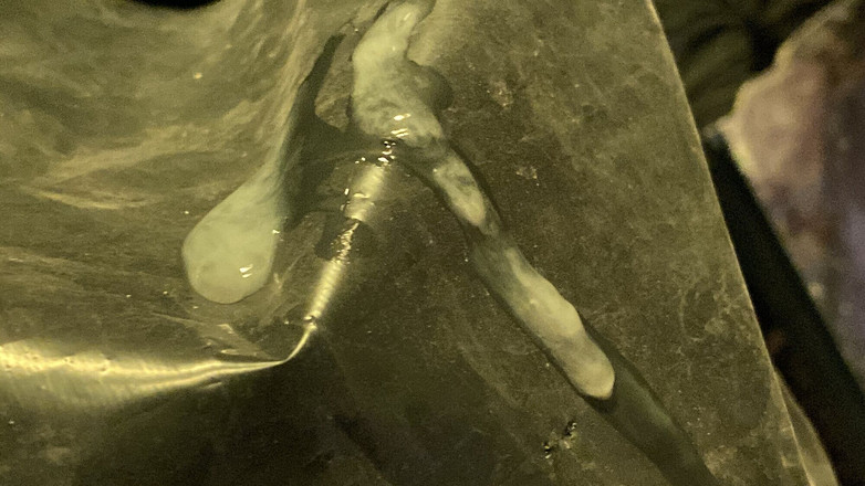 Placer_macho: En glödande önskan bland påsarna med spillror i tystnad.