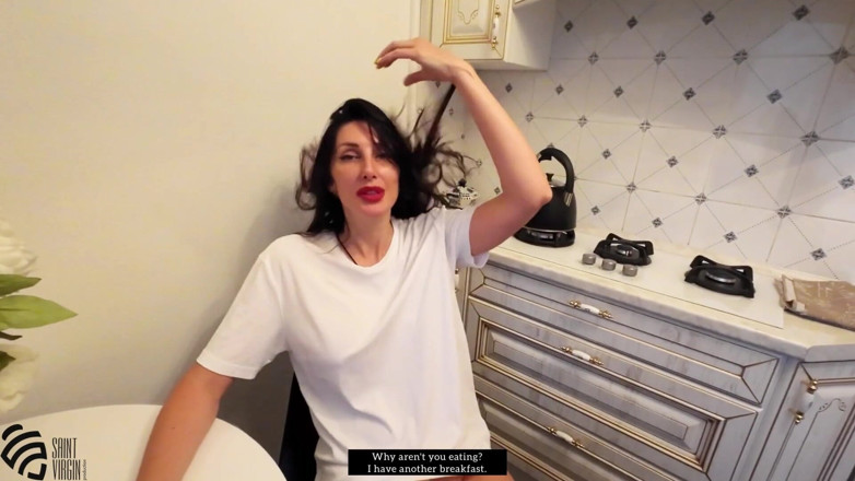LizaVirgin: Une MILF sexy se fait baiser dans la cuisine