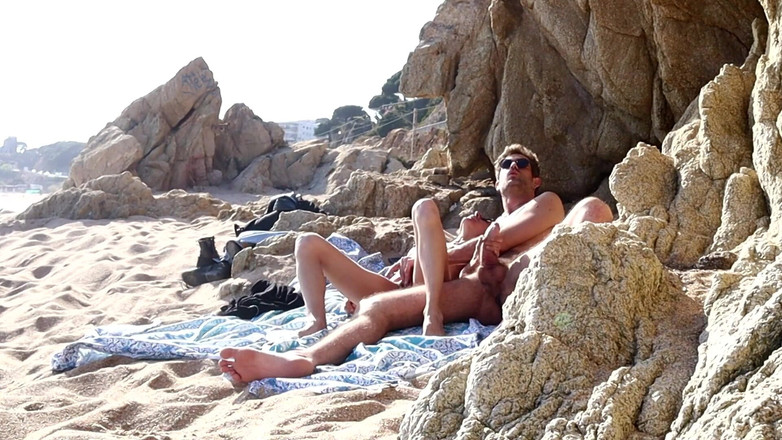 Magia Rosa: Pasangan ditangkap berkongkek di pantai