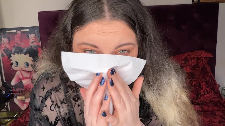 MissFFW: ミス・FFWは綿棒で鼻をくすぐり、くしゃみをさせます