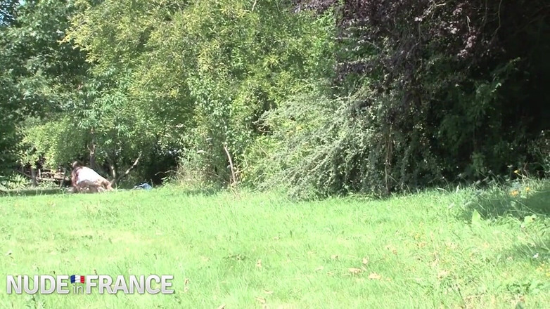 La France a Poil: 裸体主义者黑发女郎在户外群交