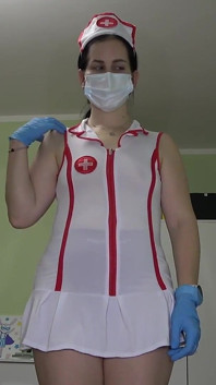 Robotsjuksköterska Anna onanerar med latexhandskar och en mask