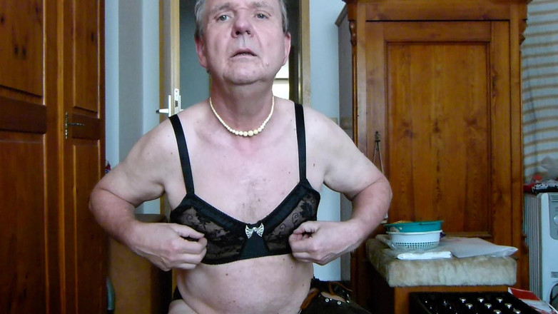 Andi Geil: Pokus o honění v podprsence a podvazcích