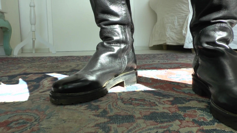 Lady Victoria Valente: Costum de cizme pentru o ținută de călărie, doamna Victoria Valente