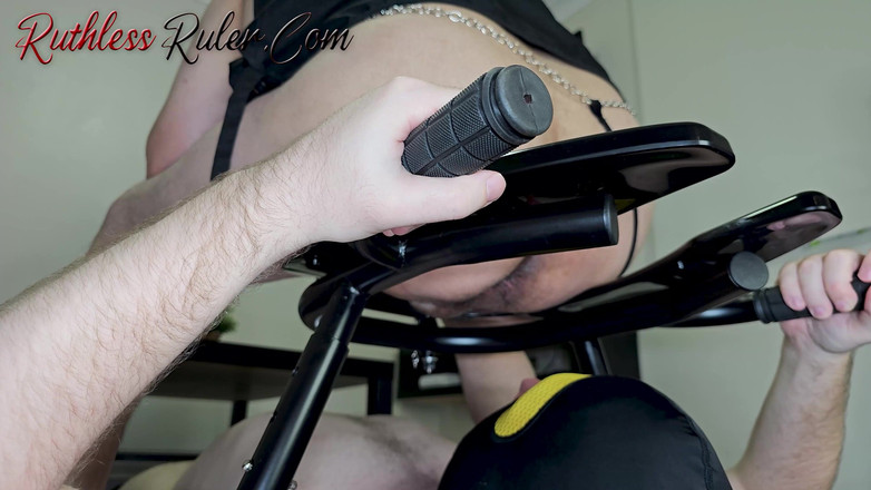 Ruthless ruler - maledom: Jilat memek berbulu dan lubang pantatku yang berbulu