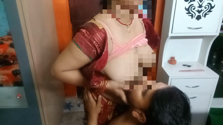 Manjushukla: Zeer mooie Indische Bhabhi in rode Saree