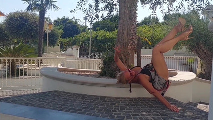 Selena701: Selena posando al aire libre y sexo en tacones