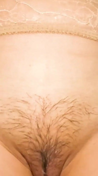 Milf con la figa pelosa con grandi tette riceve un enorme creampie accidentale !!