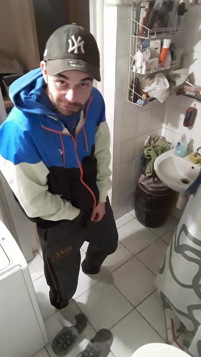 jerkofflover: 私はバスルームで元カレにオナニーをしていますが、彼は眠ってしまい、私に与えてくれる人がいなかったからです