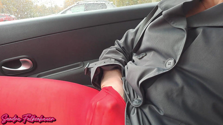 Sandra Falkenhauer: Без трусиків у червоних колготках