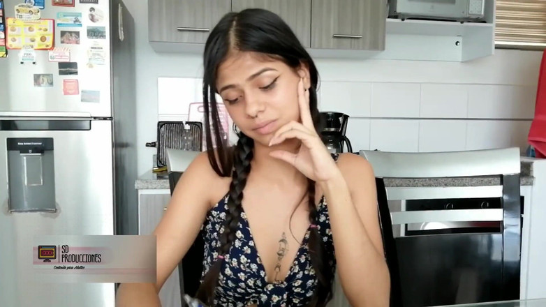 Britany: Bantu aku dengan pekerjaan rumahku dan kamu akan mendapatkan memekku...