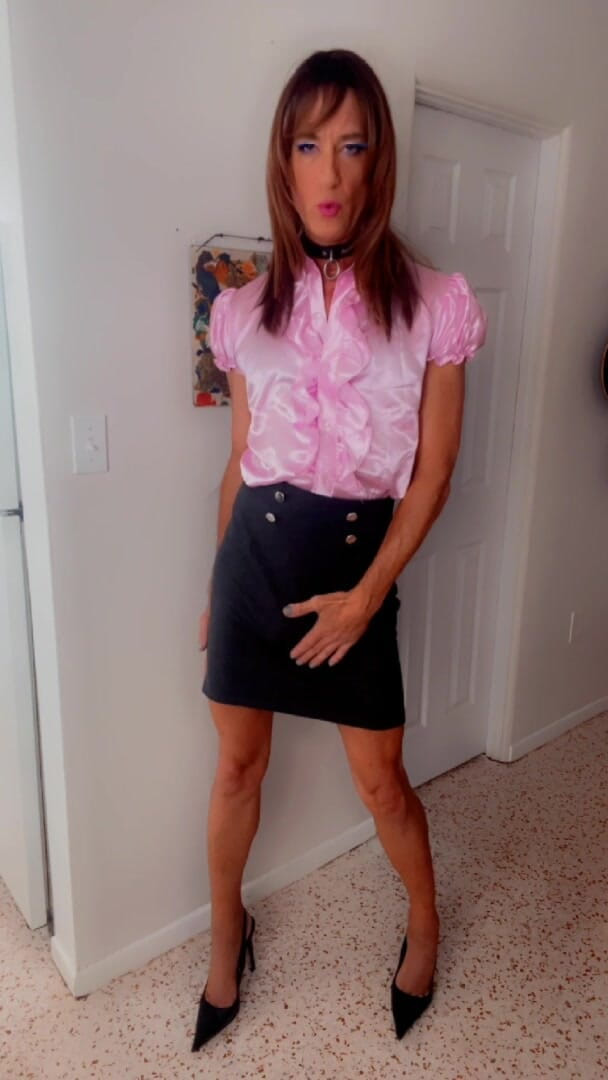 TVI Studios Val Parker: Une travesti sexy se déshabille et jouit en montrant ses...