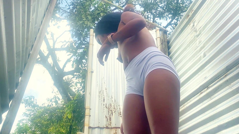 zendella usain: Latina seksi di pondok luar berkawal