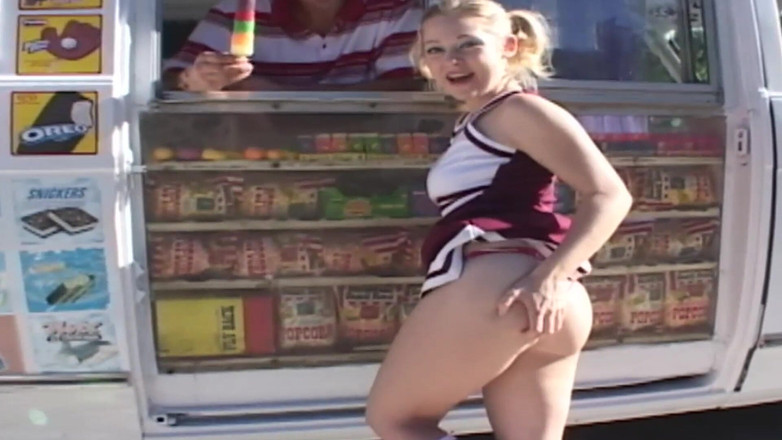 The Window of Sex: Gorące lody scena 4_busty college blondynka bawi się w ciężarówce lodów