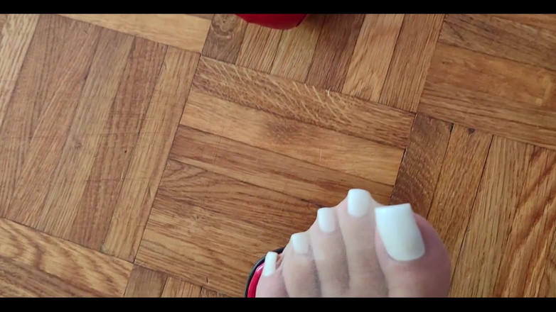 Goddess Lena: 牛仔裤、尼龙袜和红色高跟鞋