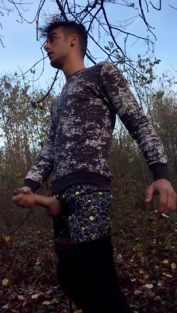 Idmir Sugary: Fumer en se branlant dehors avec un filtre facial diabolique...