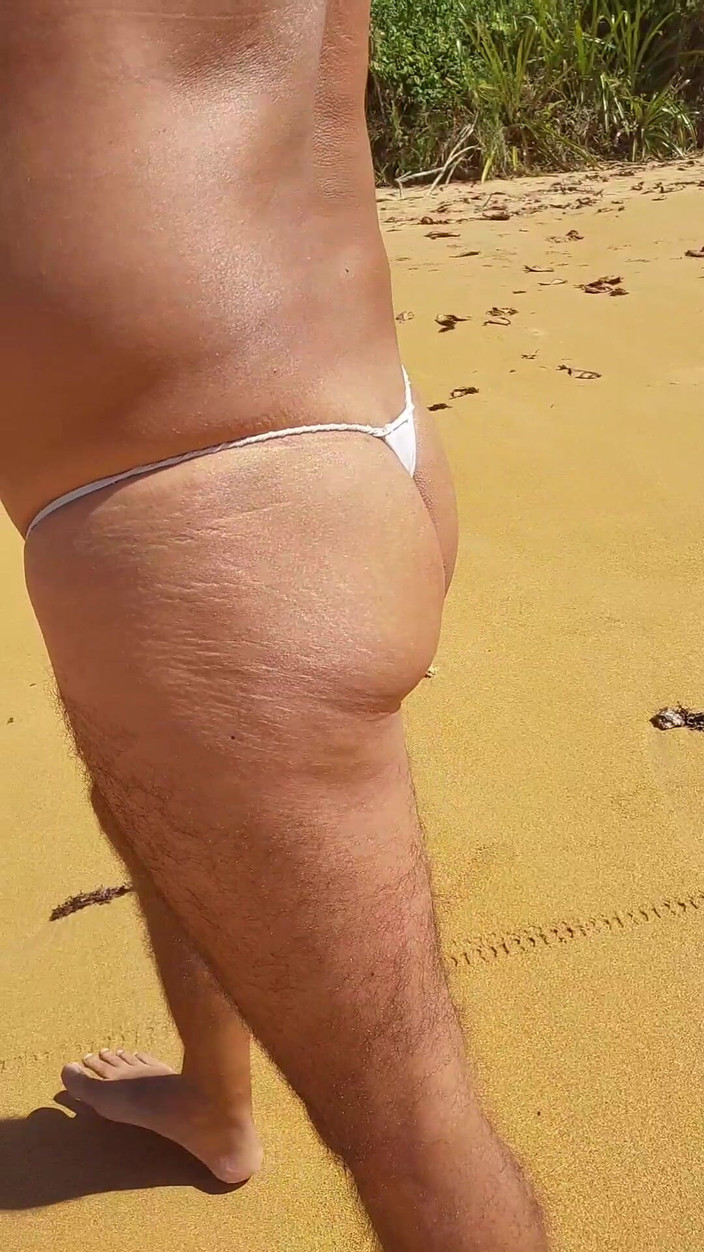 Ladysilvas: Ladysilva travestiet loopt in sexy slipje op het strand op...