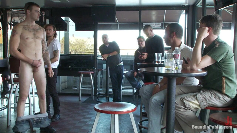 Bound in public: Двух волосатых шлюшек используют в баре, полном возбужденных незнакомцев