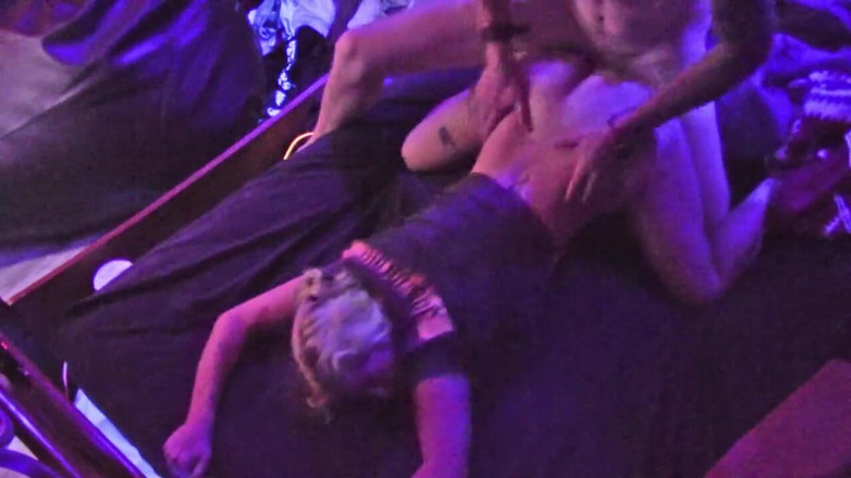 Maximum Raw Power Studios: Backshots na cama