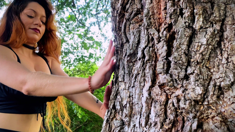 Goddess Li: Lange, natürliche fingernägel kratzen einen Baum