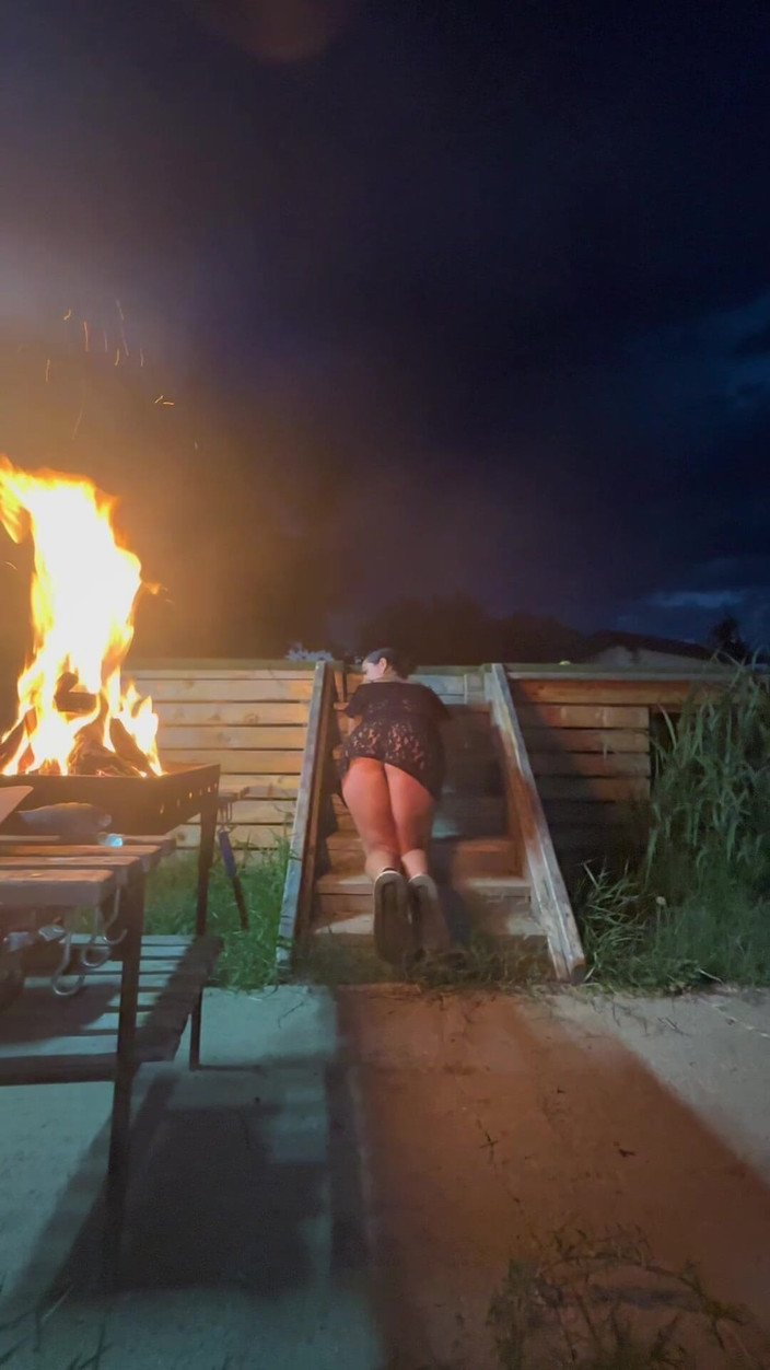 MilfyCalla: Scară tachinare lângă foc - Top sheer, tanga si Slow Dance