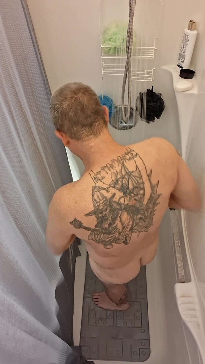 DubeSnackes: Dubesnackes, ukazování času a mydlení a tření jeho sexy těla.