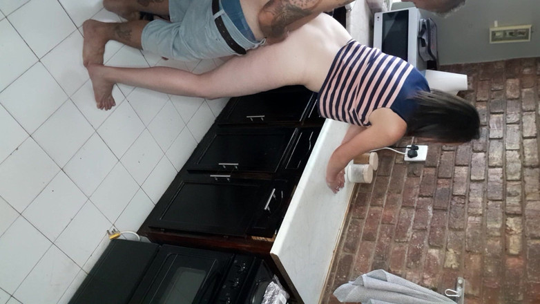 Bigjoefuckalott: Mengejutkan istri tetanggaku dengan di dapur