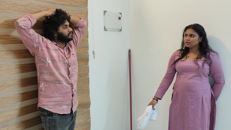 Vaigavarun45: Cowok asing ini masuk ke rumah gadis nakal dan ngentot...