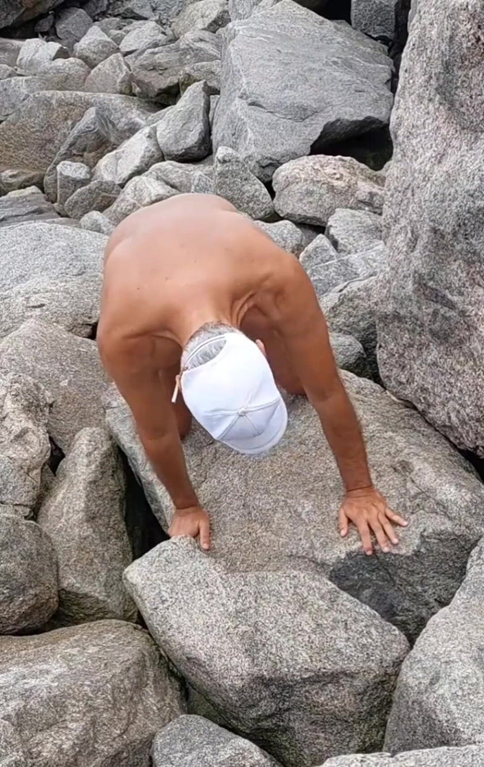 Ladysilvas: レディシルバが裸で、日焼けしたお尻を日焼けラインで見せています