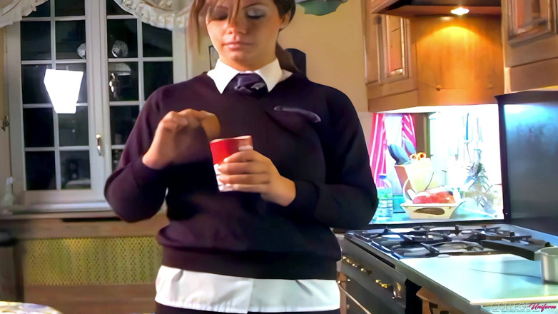 College Uniform: Суп на кухне, видео с участием Samantha Buxton