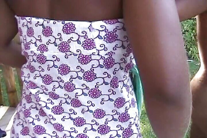 Videos Francaises: Två heta ebenholtsflickor från Frankrike knullas i trädgården