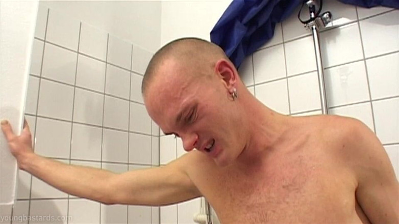 Young Bastards: Bea-mi pișat