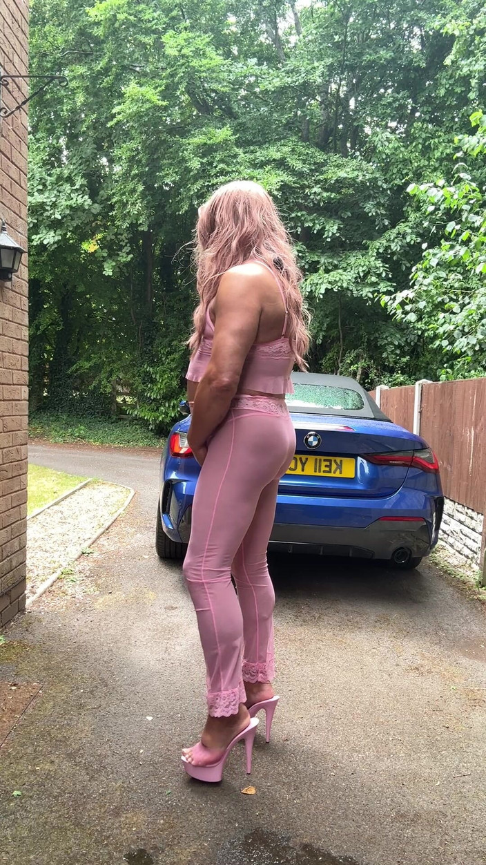 Kellycd2022: Сексуальный кроссдрессер Kellycd2022 в розовом наряде и на каблуках