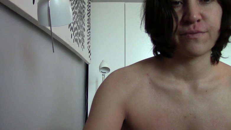 We heart Milfs: Brunetka amatérka v síťovaných punčochách filmuje sama šukání