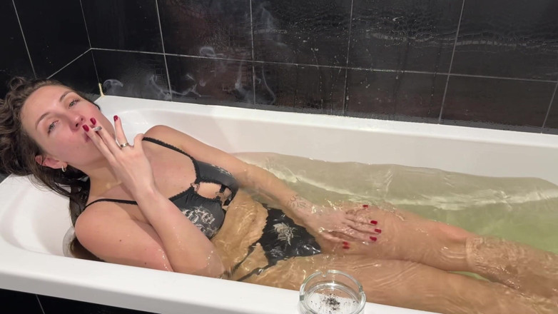 Hottie goddess: Kouření, koupání, plivání, škádlení a vrásčité chodidla, uctívání nohou (pohled z pohledu)