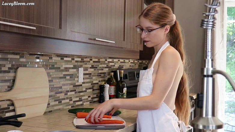 Lacey Bloom: 用蔬菜射精 13：14