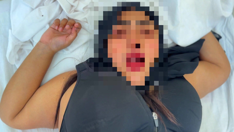 Aria Mia: Muslimsk arabisk styvmamma &amp; styvsonsäng Dela på hotell!