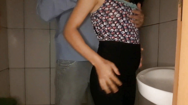 Xhacamisinha: Knullar hembiträden i badrummet i snabbköpet!