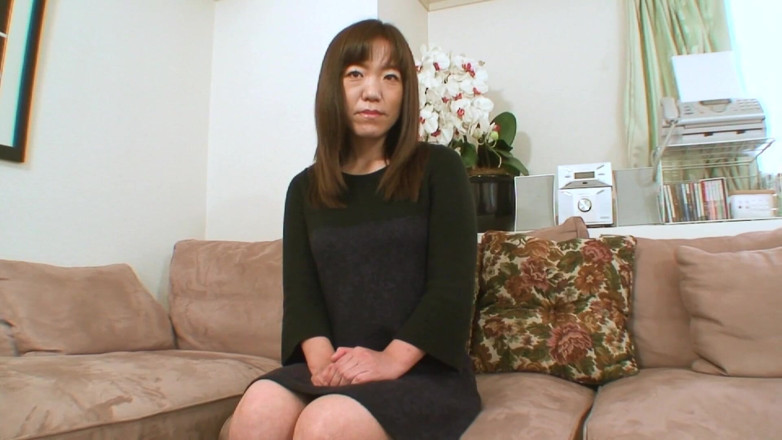 Japan Lust: Matură japoneză ejaculează pe canapea în anticipare