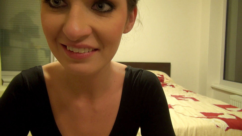 All Those Girlfriends: Kykola使用她的绿色假阳具射精