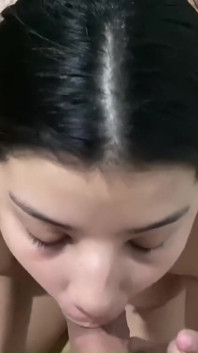 O fată frumoasă columbiană de 18 ani face un duș în baie și ajunge să se fută