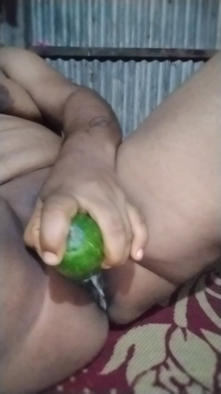 Rupa_1828: Deshi Village Boudi Masterbation Orgasm with Cucumber